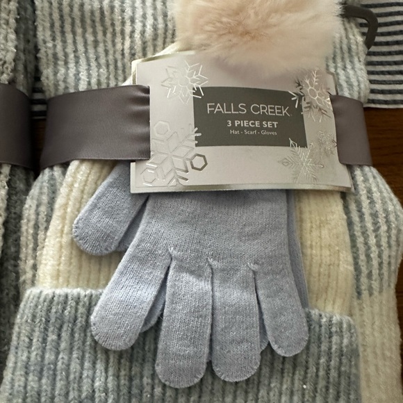2 New Women’s Falls Creek Gray and Cream Winter Accessory Set - Picture 3 of 3